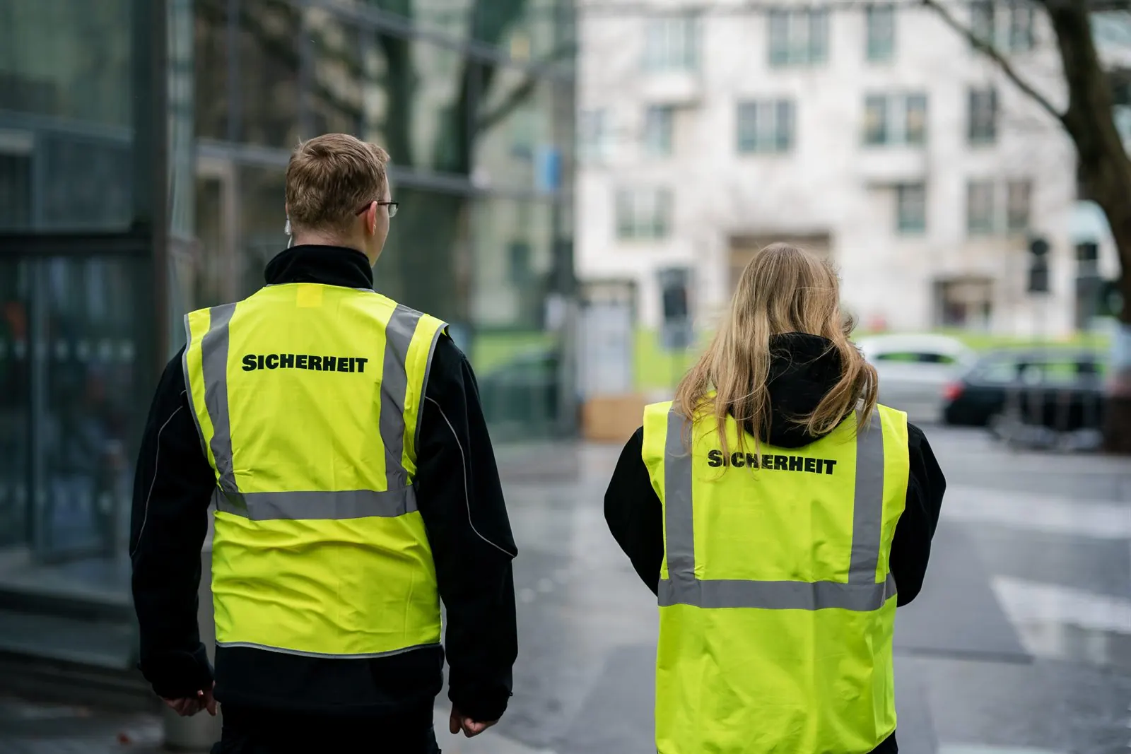 Zwei CON-Sicherheitskräfte auf Streife im Quartier
