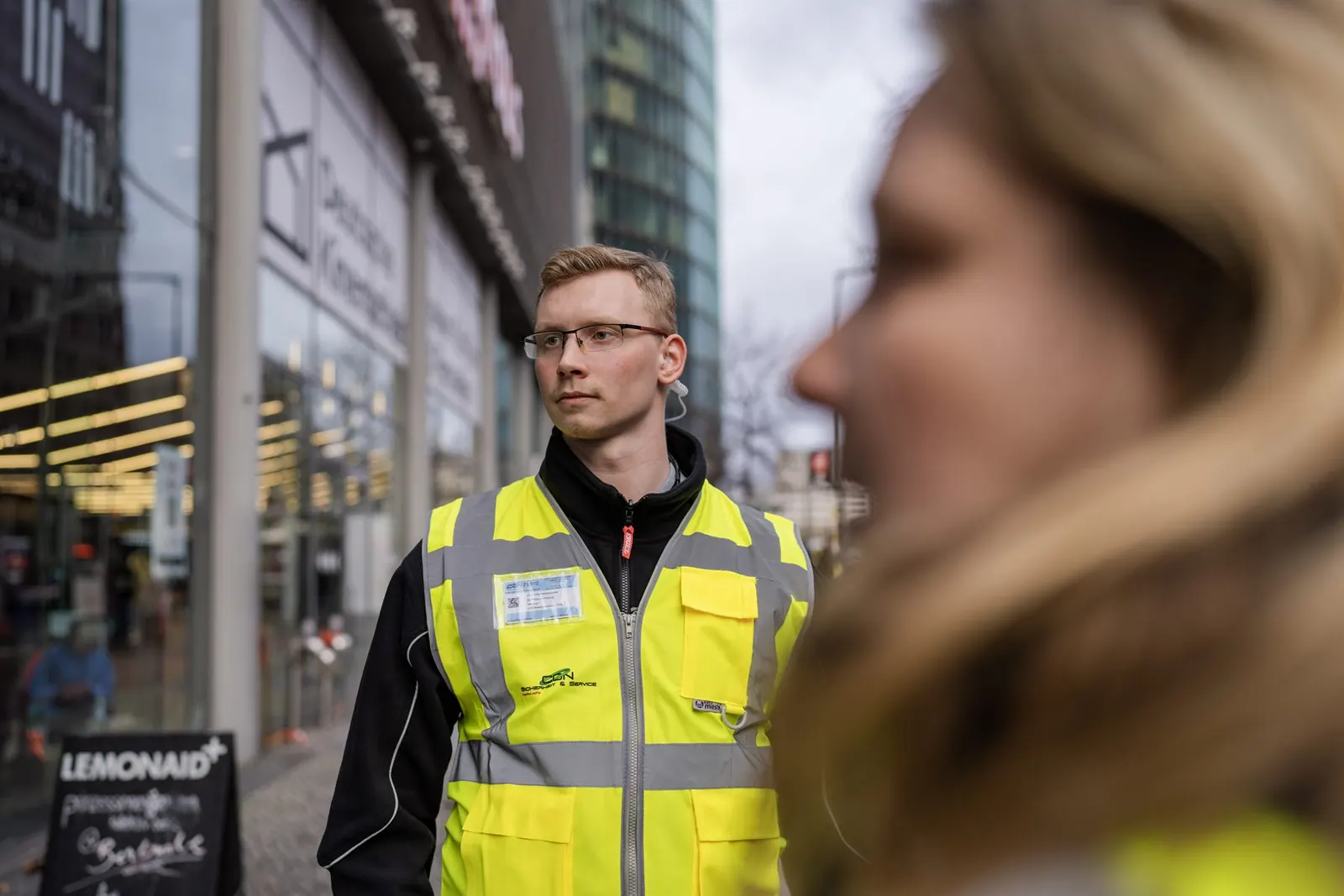 CON-Mitarbeiter bei Schichtbeginn in Berlin