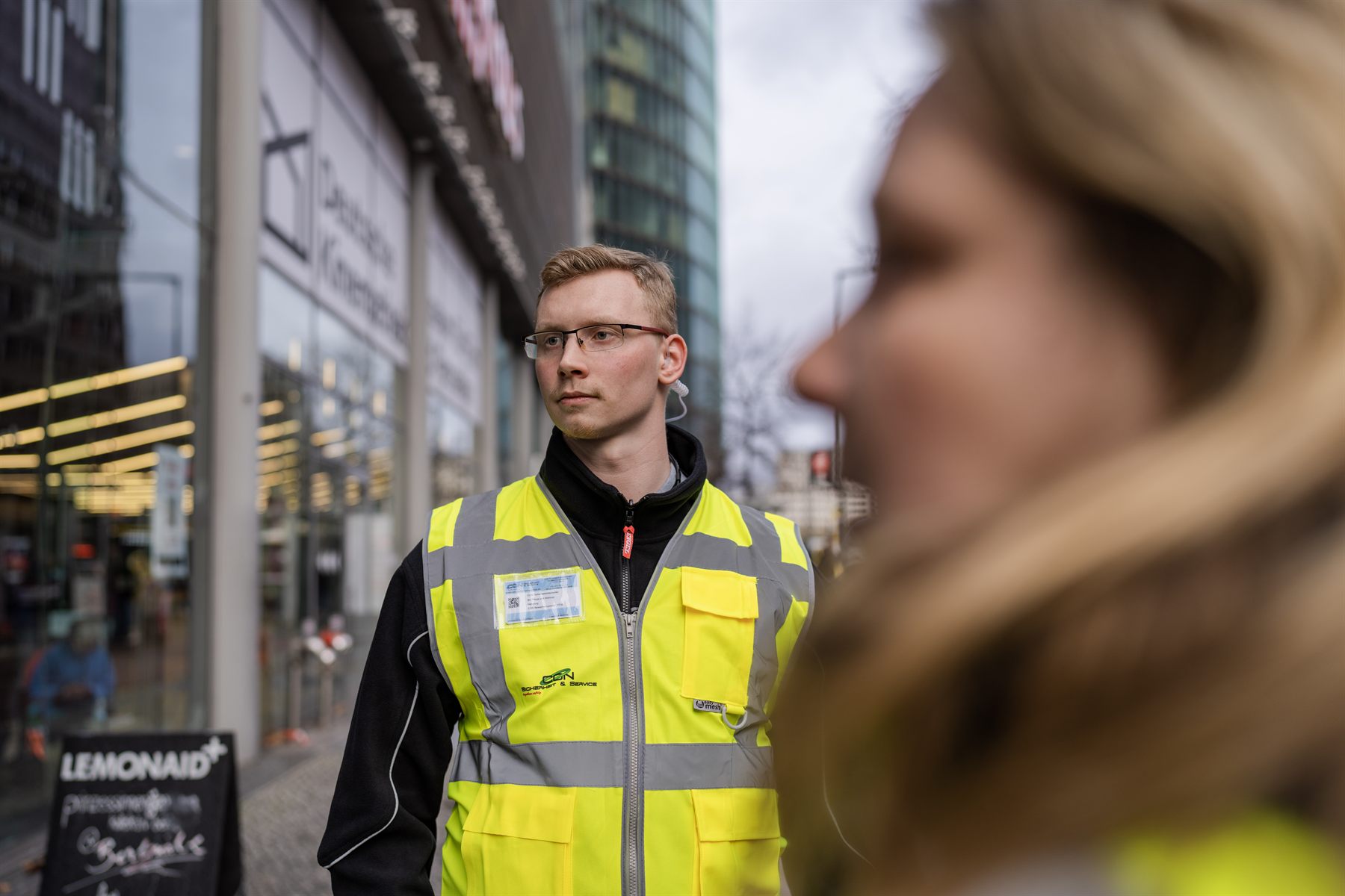 CON Einsatzkraft mit Dienstausweis vor einem Objekt in Berlin